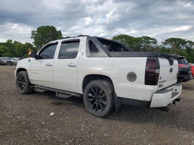 3GNTKGE33BG312645 - 2011 CHEVROLET AVALANCHE LTZ WHITE photo 2