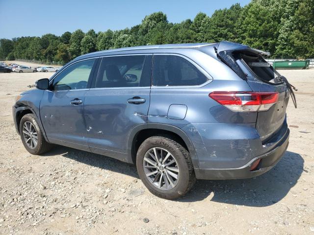 5TDKZRFH9JS263165 - 2018 TOYOTA HIGHLANDER SE BLUE photo 2