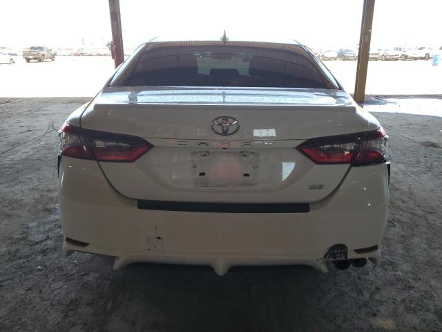 4T1G11AK6RU852467 - 2024 TOYOTA CAMRY SE NIGHT SHADE WHITE photo 6