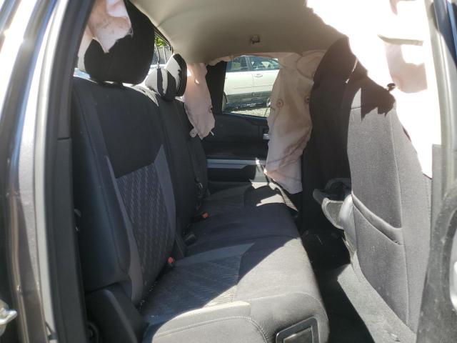 5TFUY5F17JX712697 - 2018 TOYOTA TUNDRA DOUBLE CAB SR/SR5 CHARCOAL photo 10