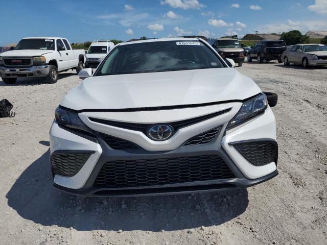 4T1G11AK4RU881854 - 2024 TOYOTA CAMRY SE NIGHT SHADE WHITE photo 5