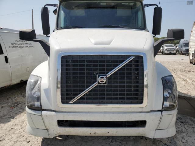 4V4NC9EG7FN187132 - 2015 VOLVO VN VNL WHITE photo 7