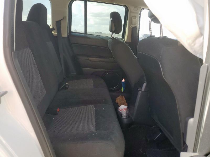 1C4NJRBBXFD214680 - 2015 JEEP PATRIOT SPORT WHITE photo 11