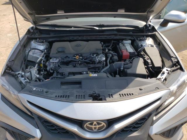 4T1G11AK9MU520516 - 2021 TOYOTA CAMRY SE SILVER photo 11