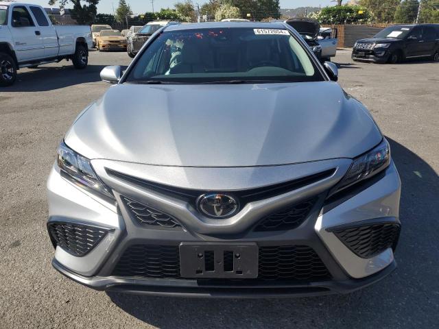 4T1S11BK5PU103441 - 2023 TOYOTA CAMRY SE NIGHT SHADE SILVER photo 5