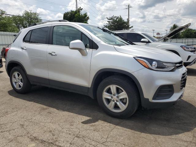 KL7CJPSB2KB756760 - 2019 CHEVROLET TRAX 1LT SILVER photo 4