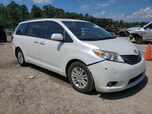 5TDYK3DC8FS687916 - 2015 TOYOTA SIENNA XLE WHITE photo 4