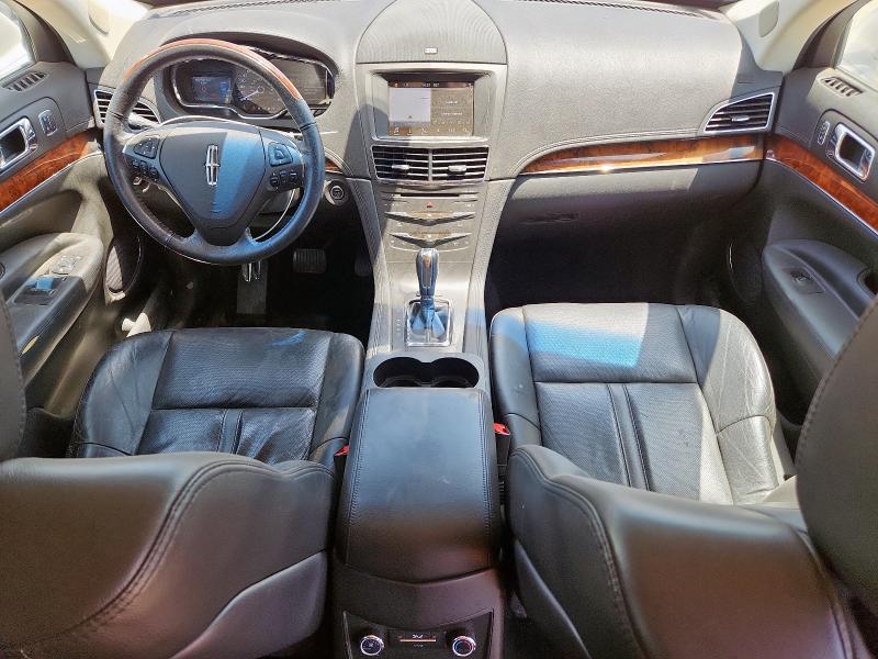 2LMHJ5AT5JBL02227 - 2018 LINCOLN MKT WHITE photo 8