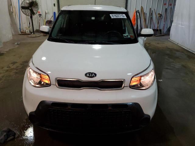 KNDJN2A21G7406906 - 2016 KIA SOUL WHITE photo 5