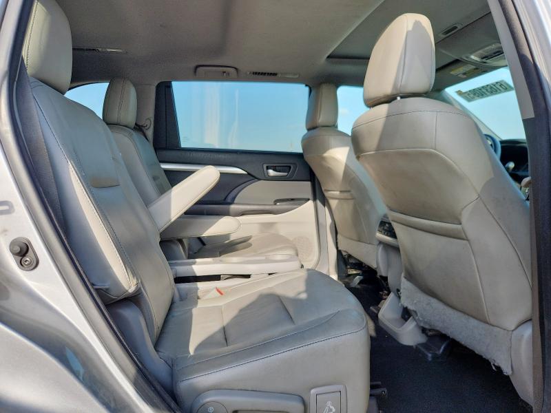 5TDKKRFH5GS502112 - 2016 TOYOTA HIGHLANDER XLE SILVER photo 11