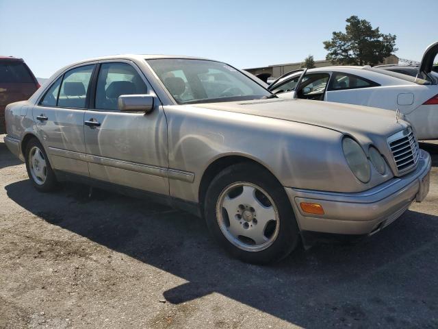 WDBJF65F8WA573927 - 1998 MERCEDES-BENZ E 320 GOLD photo 4