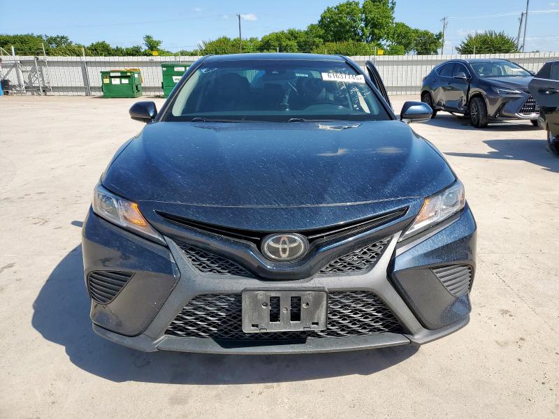 4T1B11HK6JU550696 - 2018 TOYOTA CAMRY L BLUE photo 5