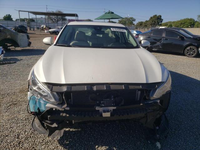 1N4BL4DV4KC148902 - 2019 NISSAN ALTIMA SV WHITE photo 5