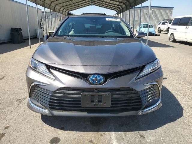 4T1F31AK1RU627508 - 2024 TOYOTA CAMRY XLE ნაცრისფერი ფოტო 5