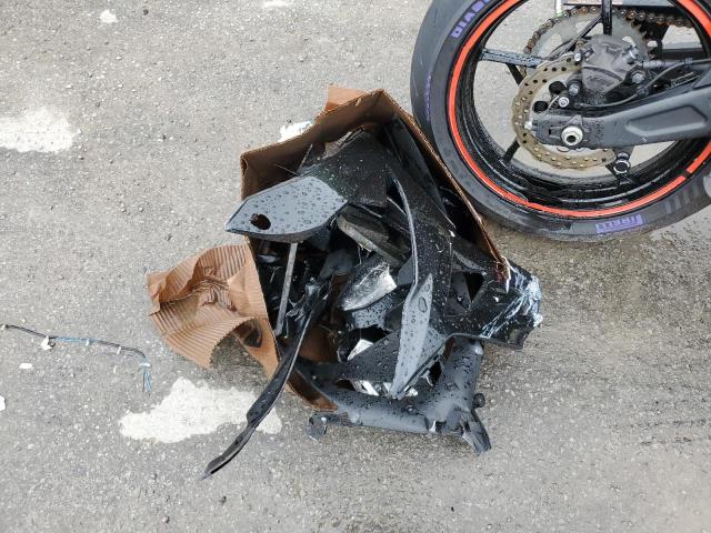 JKAEXEJ18KDA03677 - 2019 KAWASAKI EX650 J შავი ფოტო 9