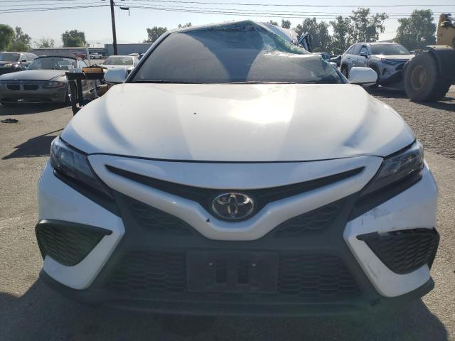 4T1G11AK0PU839582 - 2023 TOYOTA CAMRY SE NIGHT SHADE WHITE photo 5