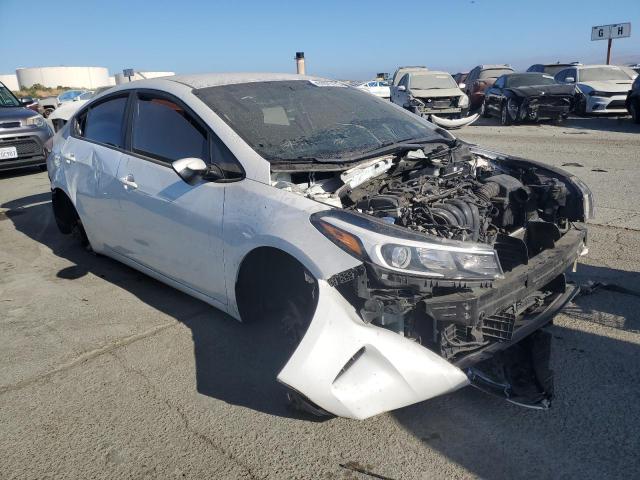 3KPFL4A77JE179067 - 2018 KIA FORTE LX WHITE photo 4