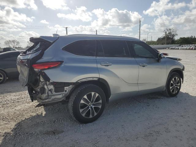 5TDHZRAH9MS035821 - 2021 TOYOTA HIGHLANDER XLE SILVER photo 3
