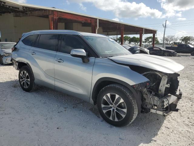 5TDHZRAH9MS035821 - 2021 TOYOTA HIGHLANDER XLE SILVER photo 4