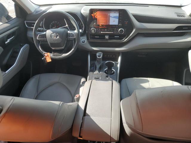 5TDHZRAH9MS035821 - 2021 TOYOTA HIGHLANDER XLE SILVER photo 8