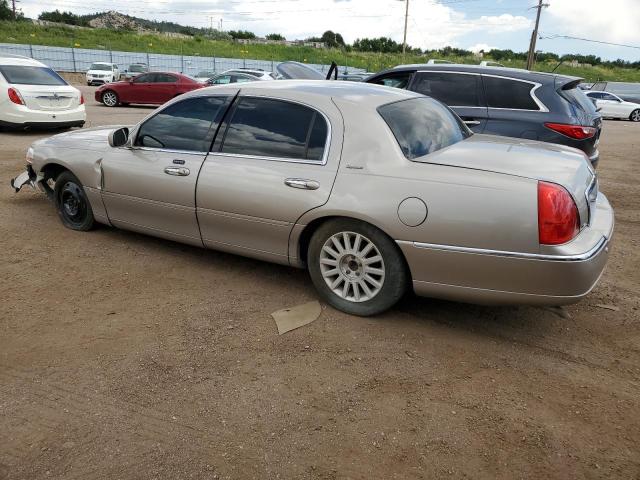 1LNHM82W53Y667543 - 2003 LINCOLN TOWN CAR SIGNATURE GOLD photo 2