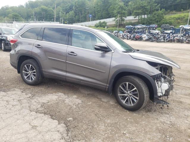 5TDJZRFH3JS538430 - 2018 TOYOTA HIGHLANDER SE GRAY photo 4