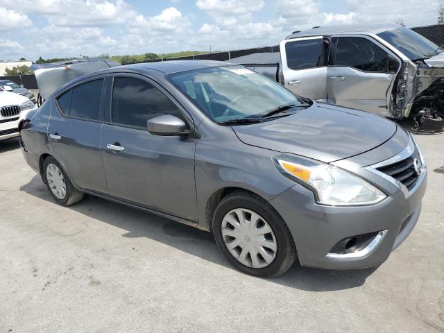 3N1CN7AP4JL832032 - 2018 NISSAN VERSA S ნაცრისფერი ფოტო 4