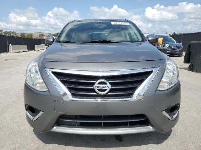 3N1CN7AP4JL832032 - 2018 NISSAN VERSA S ნაცრისფერი ფოტო 5