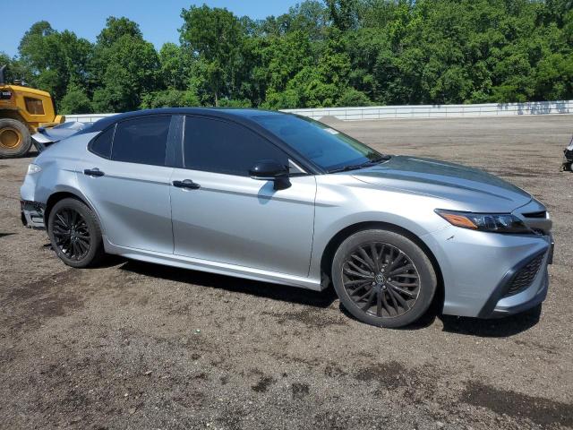 4T1T11AK7MU448438 - 2021 TOYOTA CAMRY SE SILVER photo 4