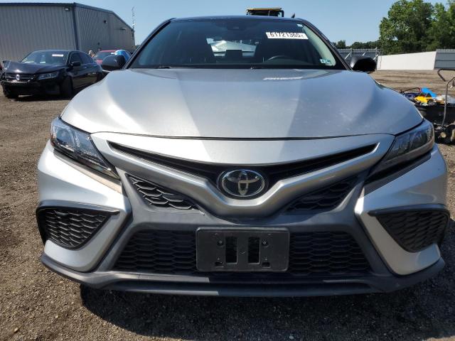 4T1T11AK7MU448438 - 2021 TOYOTA CAMRY SE SILVER photo 5