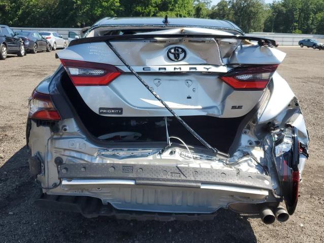 4T1T11AK7MU448438 - 2021 TOYOTA CAMRY SE SILVER photo 6