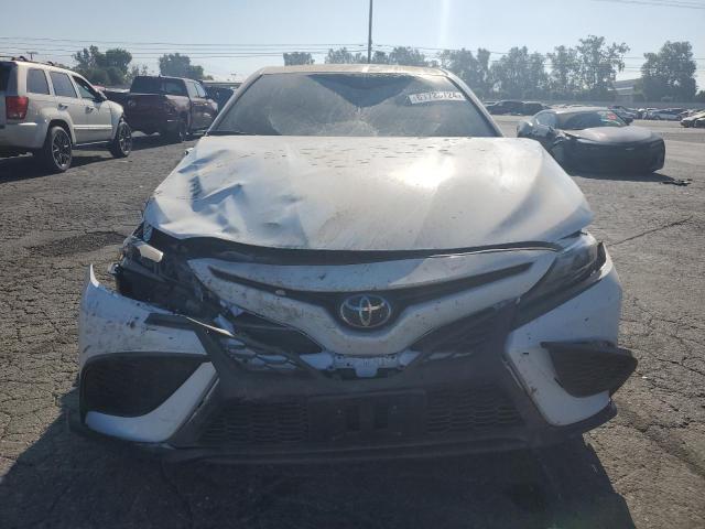 4T1G11AK5PU139752 - 2023 TOYOTA CAMRY SE NIGHT SHADE WHITE photo 5