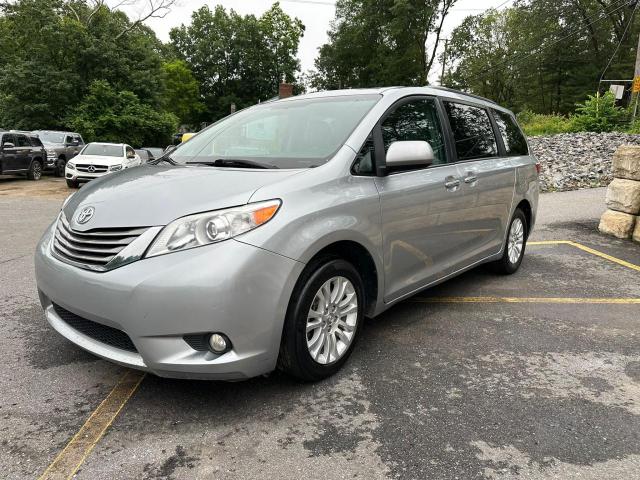 2017 TOYOTA SIENNA XLE, null