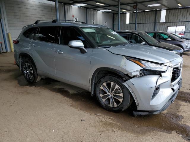 5TDGZRBH6LS514111 - 2020 TOYOTA HIGHLANDER XLE Argent photo 4