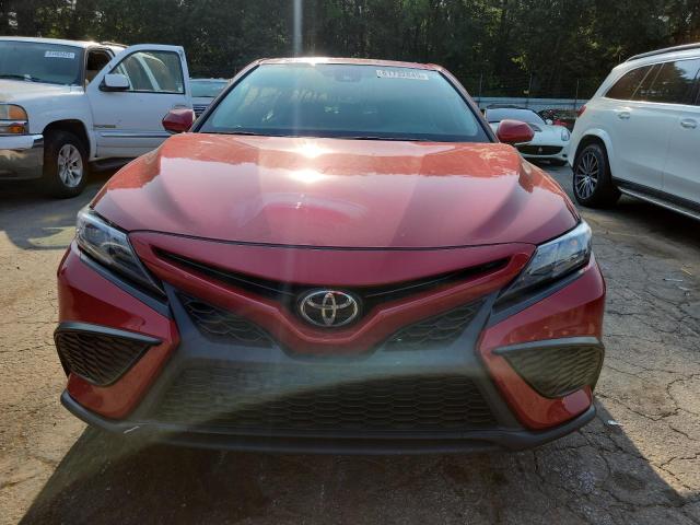 4T1T11AK8RU201226 - 2024 TOYOTA CAMRY SE NIGHT SHADE RED photo 5
