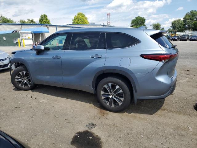5TDGZRBH1NS172196 - 2022 TOYOTA HIGHLANDER XLE BLUE photo 2