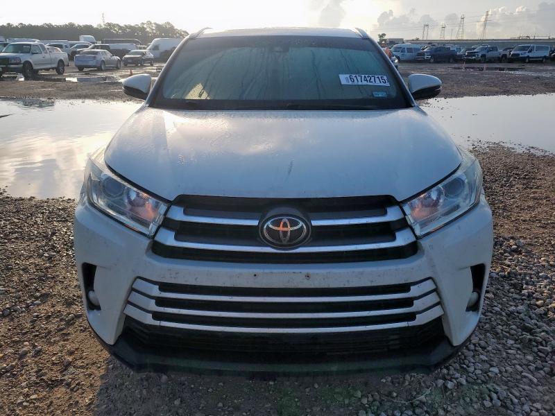 5TDKZRFH6KS557561 - 2019 TOYOTA HIGHLANDER SE თეთრი ფოტო 5