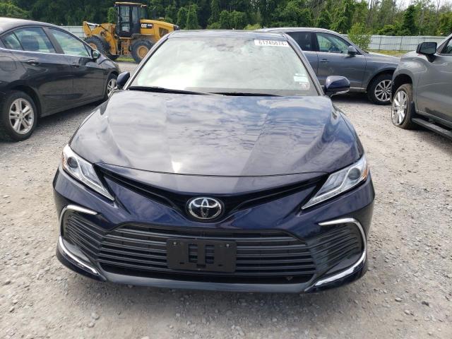 4T1F11BKXNU070659 - 2022 TOYOTA CAMRY XLE BLUE photo 5