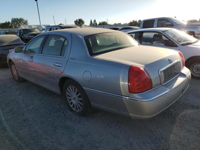 1LNHM81W74Y647703 - 2004 LINCOLN TOWN CAR EXECUTIVE SILVER photo 2
