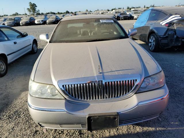 1LNHM81W74Y647703 - 2004 LINCOLN TOWN CAR EXECUTIVE SILVER photo 5
