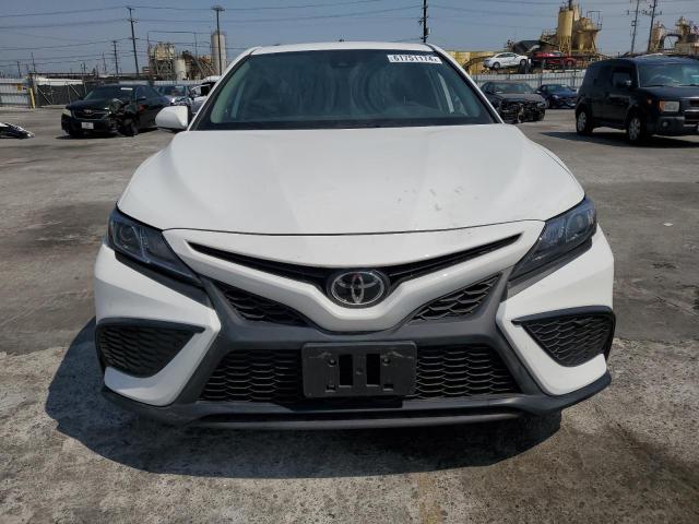 4T1T11BKXPU090108 - 2023 TOYOTA CAMRY SE NIGHT SHADE WHITE photo 5