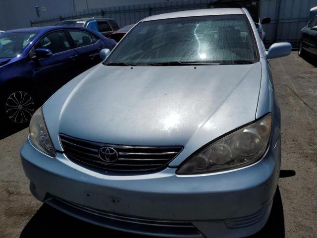 4T1BE32K75U528897 - 2005 TOYOTA CAMRY LE BLUE photo 5