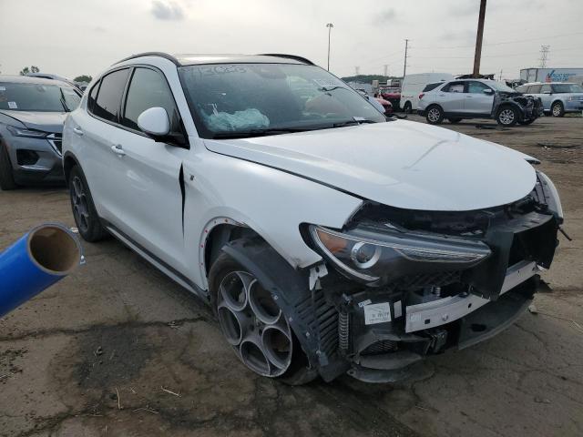 ZASPAKBN3N7D48400 - 2022 ALFA ROMEO STELVIO TI WHITE photo 4