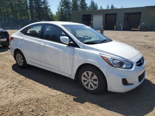 KMHCT4AE3GU082472 - 2016 HYUNDAI ACCENT SE WHITE photo 4