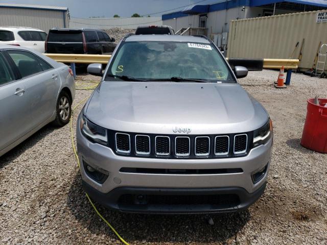 3C4NJDBB1JT331750 - 2018 JEEP COMPASS LATITUDE GRAY photo 5