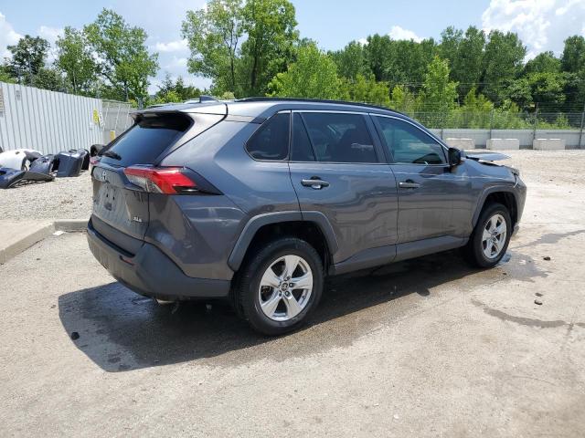 2T3W1RFV0KC004838 - 2019 TOYOTA RAV4 XLE رمادي صورة 3