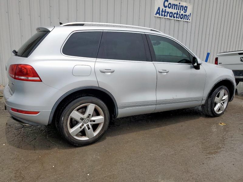 WVGEF9BP9DD011432 - 2013 VOLKSWAGEN TOUAREG V6 SILVER photo 3