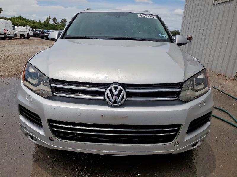 WVGEF9BP9DD011432 - 2013 VOLKSWAGEN TOUAREG V6 SILVER photo 5