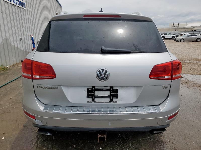 WVGEF9BP9DD011432 - 2013 VOLKSWAGEN TOUAREG V6 SILVER photo 6