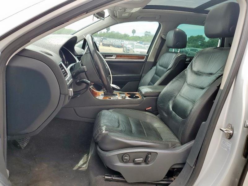 WVGEF9BP9DD011432 - 2013 VOLKSWAGEN TOUAREG V6 SILVER photo 7